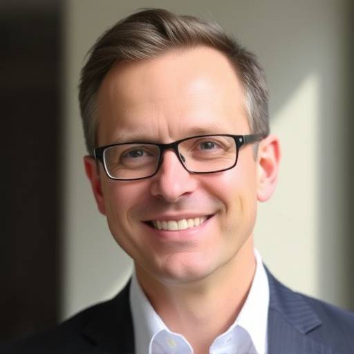 Portrait de Pierre Duval, responsable de la communication de Cinéma Paradisio, souriant avec professionnalisme.